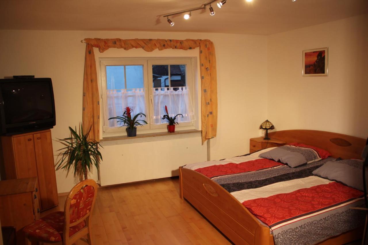 Ferienwohnung Mit 4 Schlafzimmer Fuer 2 Bis 9 Gaeste----Apartment With 4 Bedrooms For 2 To 9 Guests Nuremberg Extérieur photo