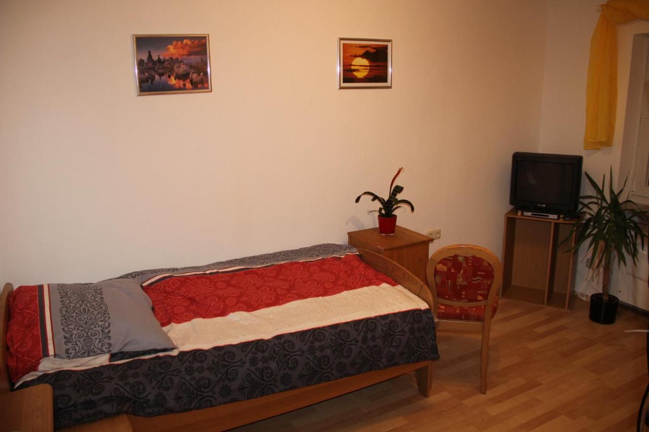 Ferienwohnung Mit 4 Schlafzimmer Fuer 2 Bis 9 Gaeste----Apartment With 4 Bedrooms For 2 To 9 Guests Nuremberg Extérieur photo